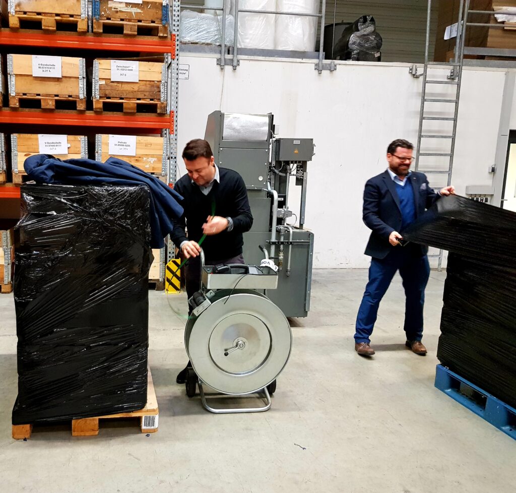 Packstation bei unserm Partner Industrieverpackung Heidenheim. Mit Geschäftsführer Herrn  Maier und Herrn Hoffmann-Pichler.